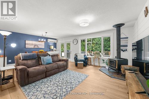 25 Lisbon Court, Wasaga Beach, ON - Indoor Photo Showing Living Room