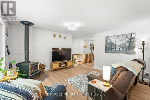 25 Lisbon Court, Wasaga Beach, ON - Indoor Photo Showing Living Room