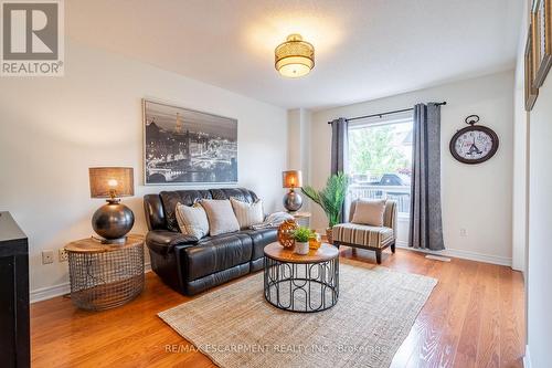 67 Golden Iris Crescent, Hamilton, ON - Indoor Photo Showing Living Room