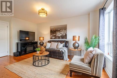 67 Golden Iris Crescent, Hamilton, ON - Indoor Photo Showing Living Room