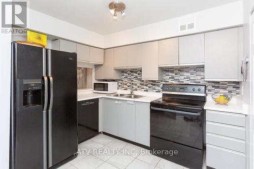 911 - 1485 Lakeshore Road E, Mississauga, ON - Indoor Photo Showing Kitchen