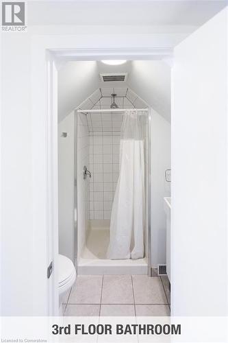 16 Madison Avenue, Hamilton, ON - Indoor Photo Showing Bathroom