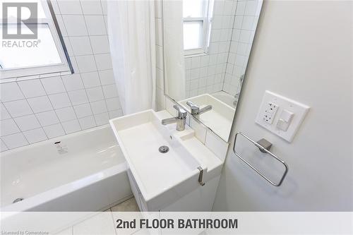 16 Madison Avenue, Hamilton, ON - Indoor Photo Showing Bathroom