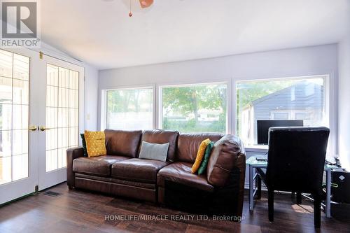 681 Crescent Road, Fort Erie, ON - Indoor Photo Showing Living Room