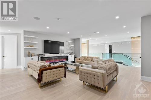 493 Shoreway Drive, Greely, ON - Indoor Photo Showing Living Room