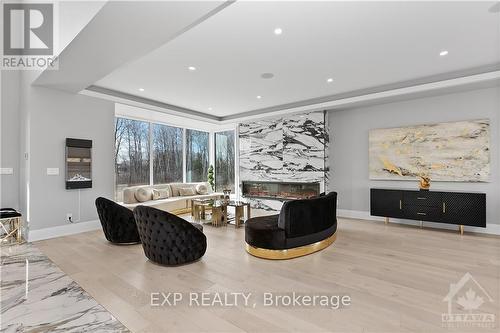 493 Shoreway Drive, Ottawa, ON - Indoor Photo Showing Living Room