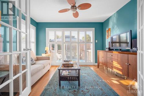 331 Nestleton Street, Ottawa, ON - Indoor Photo Showing Living Room