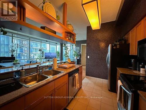 3803 - 81 Navy Wharf Crescent, Toronto (Waterfront Communities), ON - Indoor Photo Showing Kitchen With Double Sink