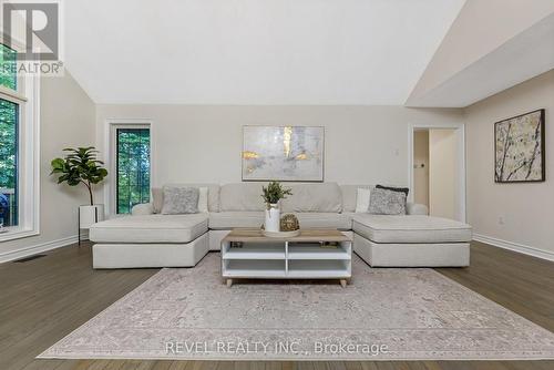 4486 Wellington Road 32 Road, Puslinch, ON - Indoor Photo Showing Living Room