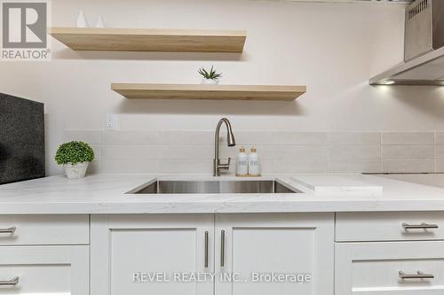 4486 Wellington Road 32 Road, Puslinch, ON - Indoor Photo Showing Kitchen