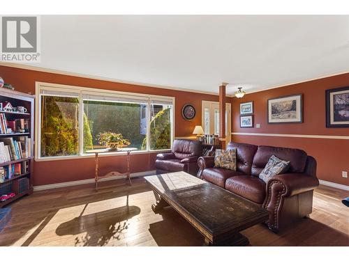 5566 Dallas Drive, Kamloops, BC - Indoor Photo Showing Living Room