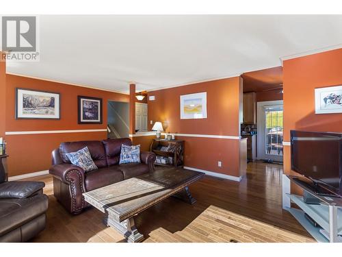 5566 Dallas Drive, Kamloops, BC - Indoor Photo Showing Living Room