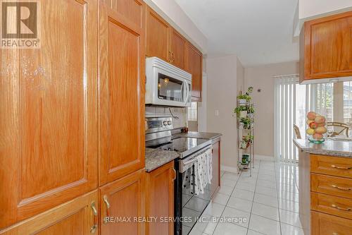 138 Pressed Brick Drive, Brampton, ON - Indoor Photo Showing Kitchen