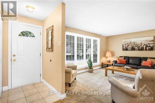 472 Front Road W, Prescott And Russell, ON - Indoor Photo Showing Living Room