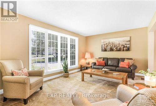 472 Front Road W, Prescott And Russell, ON - Indoor Photo Showing Living Room