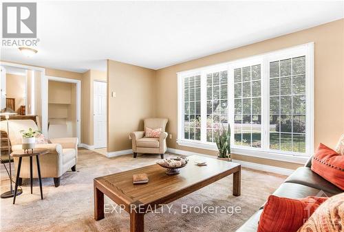 472 Front Road W, Prescott And Russell, ON - Indoor Photo Showing Living Room