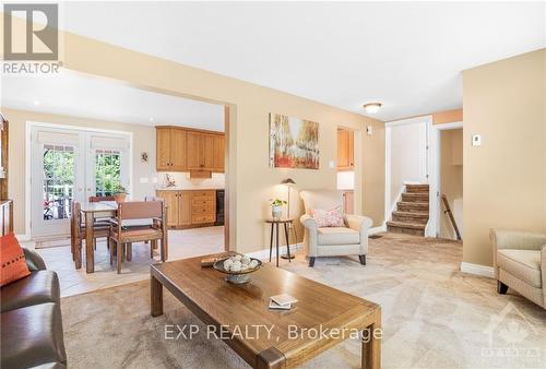 472 Front Road W, Prescott And Russell, ON - Indoor Photo Showing Living Room