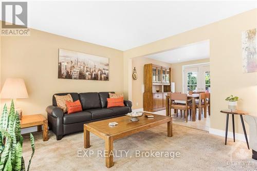 472 Front Road W, Prescott And Russell, ON - Indoor Photo Showing Living Room