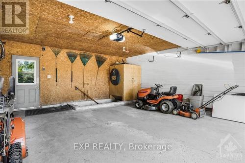 472 Front Road W, Prescott And Russell, ON - Indoor Photo Showing Garage