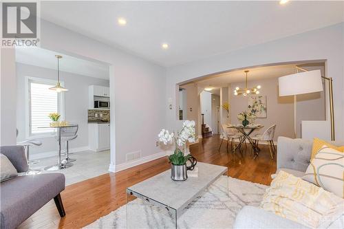 37 Hemlo Crescent, Ottawa, ON - Indoor Photo Showing Living Room