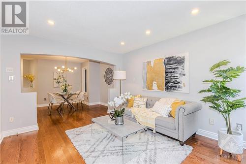 37 Hemlo Crescent, Ottawa, ON - Indoor Photo Showing Living Room