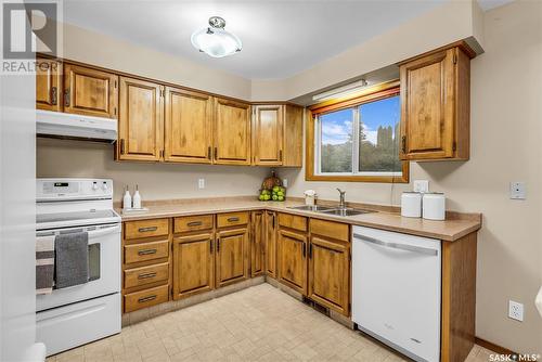 618 Whitewood Way, Saskatoon, SK - Indoor Photo Showing Kitchen With Double Sink