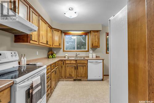 618 Whitewood Way, Saskatoon, SK - Indoor Photo Showing Kitchen With Double Sink