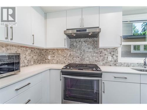 680 Old Meadows Road Unit# 68, Kelowna, BC - Indoor Photo Showing Kitchen With Upgraded Kitchen