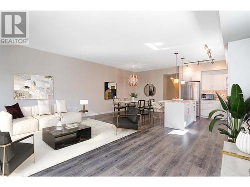 680 Old Meadows Road Unit# 68, Kelowna, BC - Indoor Photo Showing Living Room