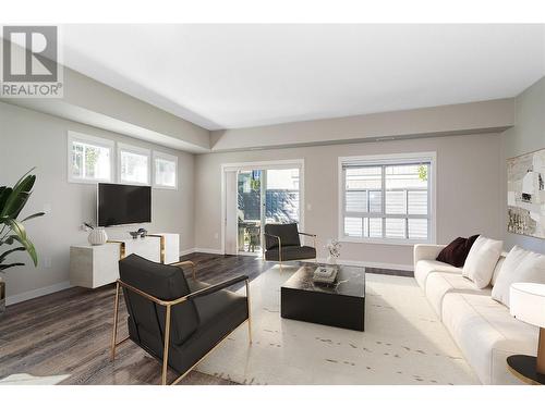 680 Old Meadows Road Unit# 68, Kelowna, BC - Indoor Photo Showing Living Room