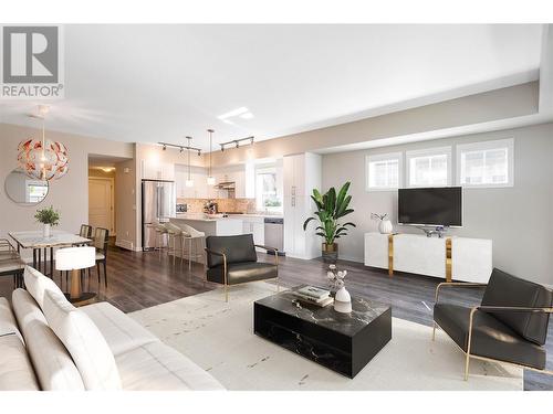 680 Old Meadows Road Unit# 68, Kelowna, BC - Indoor Photo Showing Living Room