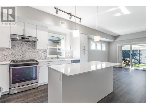 680 Old Meadows Road Unit# 68, Kelowna, BC - Indoor Photo Showing Kitchen With Stainless Steel Kitchen With Upgraded Kitchen