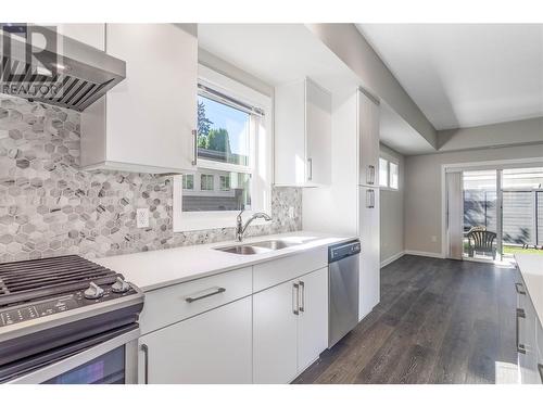 680 Old Meadows Road Unit# 68, Kelowna, BC - Indoor Photo Showing Kitchen With Double Sink