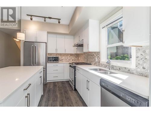 680 Old Meadows Road Unit# 68, Kelowna, BC - Indoor Photo Showing Kitchen With Stainless Steel Kitchen With Double Sink With Upgraded Kitchen