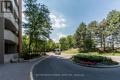 702 - 7601 Bathurst Street, Vaughan, ON - Outdoor