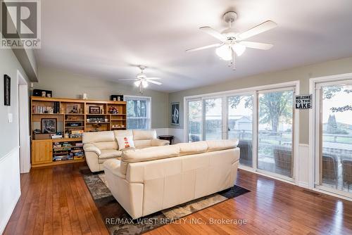 1668 Lakeshore Drive, Ramara (Brechin), ON - Indoor Photo Showing Living Room