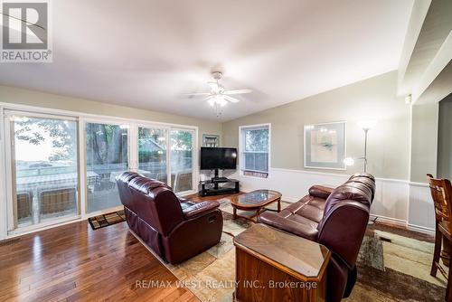 1668 Lakeshore Drive, Ramara (Brechin), ON - Indoor Photo Showing Living Room