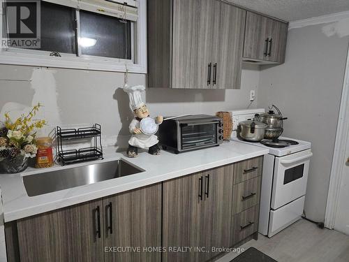 1061 Pearson Drive, Oakville (College Park), ON - Indoor Photo Showing Kitchen