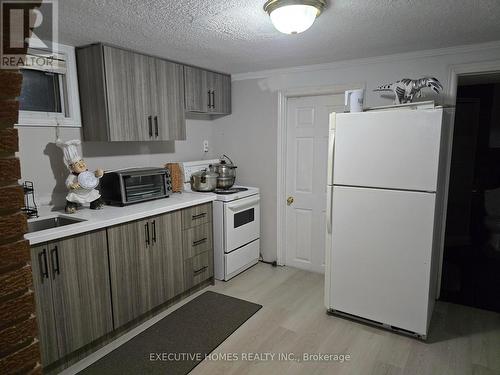 1061 Pearson Drive, Oakville (College Park), ON - Indoor Photo Showing Kitchen