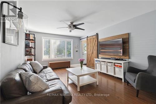 46 Doncaster Boulevard, St. Catharines, ON - Indoor Photo Showing Living Room