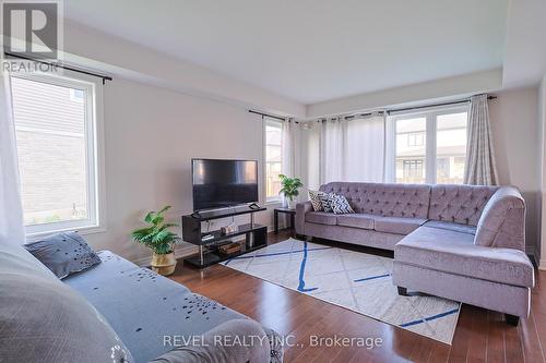 7732 Shaw Street, Niagara Falls, ON - Indoor Photo Showing Living Room