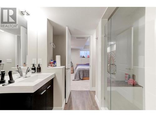 328 Providence Avenue Unit# 10, Kelowna, BC - Indoor Photo Showing Bathroom