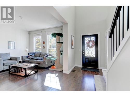 328 Providence Avenue Unit# 10, Kelowna, BC - Indoor Photo Showing Living Room