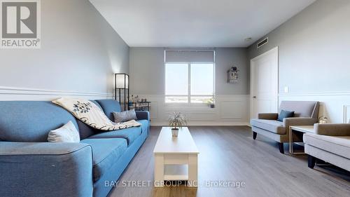 915 - 9245 Jane Street, Vaughan, ON - Indoor Photo Showing Living Room