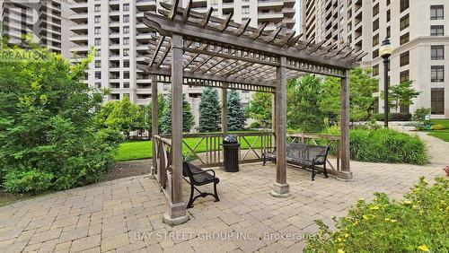 915 - 9245 Jane Street, Vaughan, ON - Outdoor