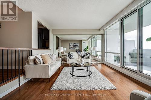 Ph2012 - 250 Scarlett Road, Toronto (Rockcliffe-Smythe), ON - Indoor Photo Showing Living Room