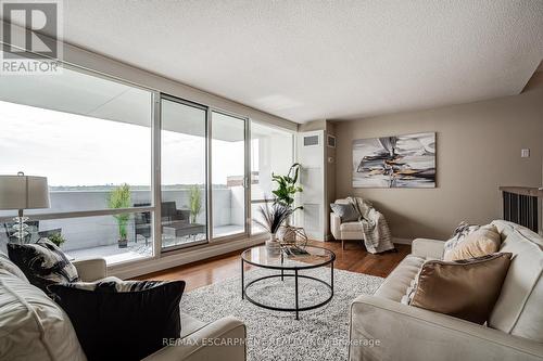 Ph2012 - 250 Scarlett Road, Toronto (Rockcliffe-Smythe), ON - Indoor Photo Showing Living Room