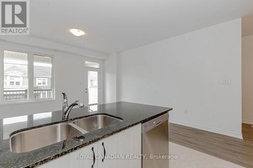 1909 Thames Circle, Milton, ON - Indoor Photo Showing Kitchen With Double Sink