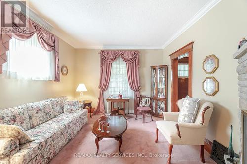 61 Rosedale Avenue W, Brampton, ON - Indoor Photo Showing Living Room