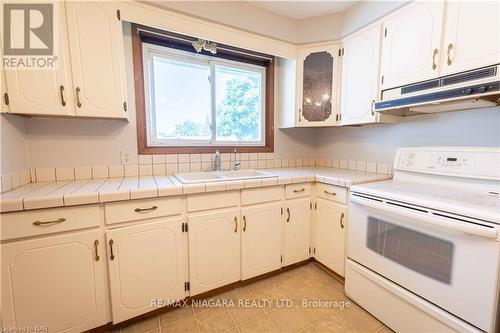 10 Dundas Crescent, St. Catharines, ON - Indoor Photo Showing Kitchen